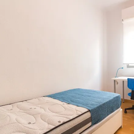 Rent this 6 bed room on Madrid in Calle de Palos de la Frontera, 19