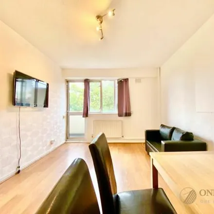 Buy this 3 bed apartment on Mile End Road in Londres, Great London