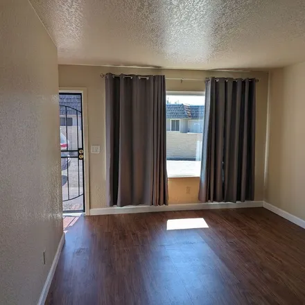Image 2 - 4833 East University Avenue, Fresno, CA 93703, USA - Apartment for rent