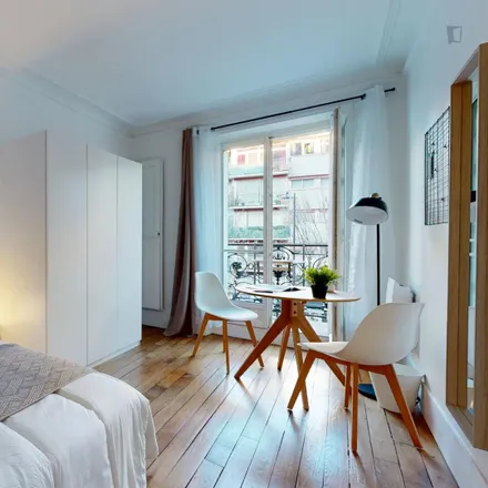 Rent this 3 bed room on 61 Rue des Cloÿs in 75018 Paris, France
