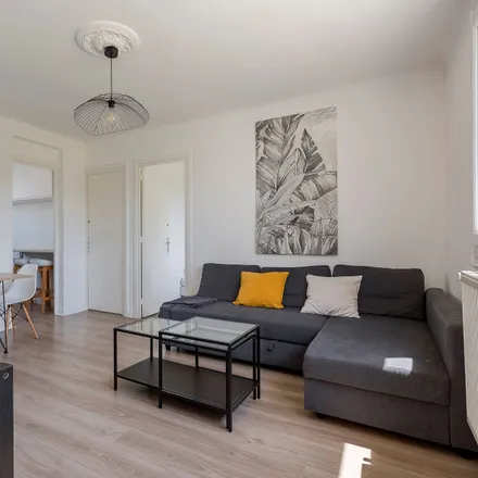 Rent this 3 bed apartment on 76bis Rue Henri Barbusse in 69310 Pierre-Bénite, France