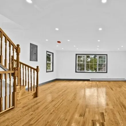 Image 3 - 118-30 197th Street, New York, NY 11412, USA - House for sale