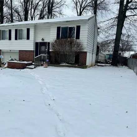 Buy this 3 bed house on 2828 Williamsburg Street Northwest in Warren, OH 44485