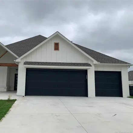 Rent this 4 bed house on Redbud Drive in Catoosa, Rogers County