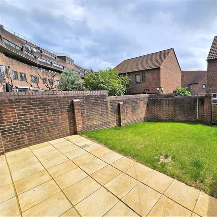 Rent this 3 bed apartment on Stable Walk in London, N2 9RB