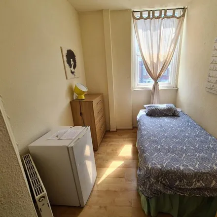 Rent this studio room on 32 Chichele Road in London, NW2 3AP