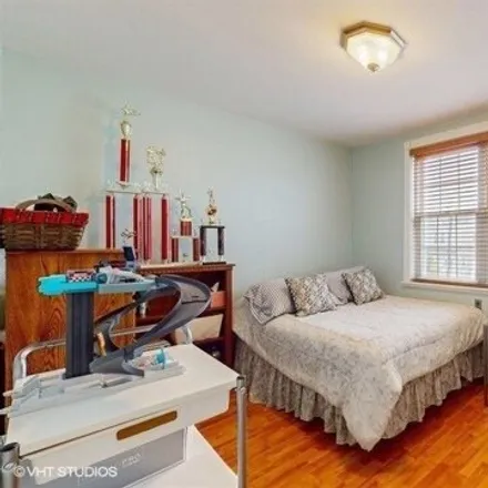 Image 6 - 69-25 67th Place, New York, NY 11385, USA - House for sale