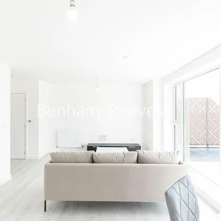 Image 5 - Western Avenue, London, W3 7AY, United Kingdom - Apartment for rent