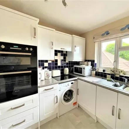 Image 2 - Francis Court, Guildford, GU2 9UR, United Kingdom - Apartment for sale