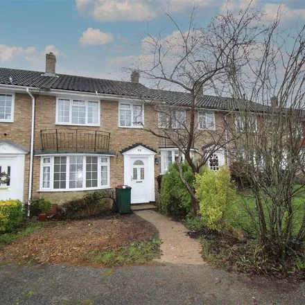 Rent this 3 bed townhouse on Lyndhurst Close in Southgate, RH11 8AR