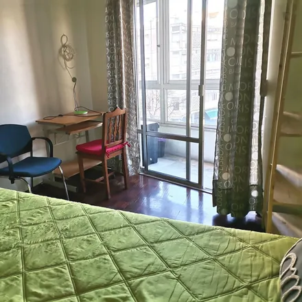 Rent this 3 bed room on Instituto Português Oncologia de Lisboa Francisco Gentil in Rua Professor Lima Basto, 1099-023 Lisbon