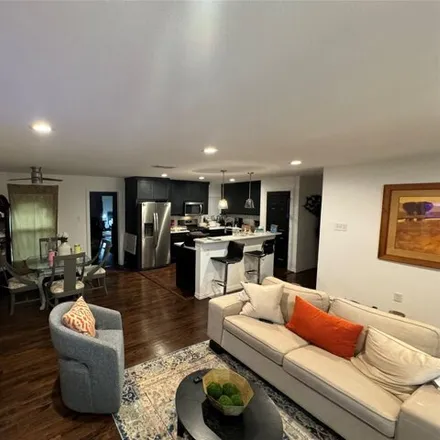 Image 3 - 731 Mentor Avenue, Dallas, TX 75216, USA - House for sale