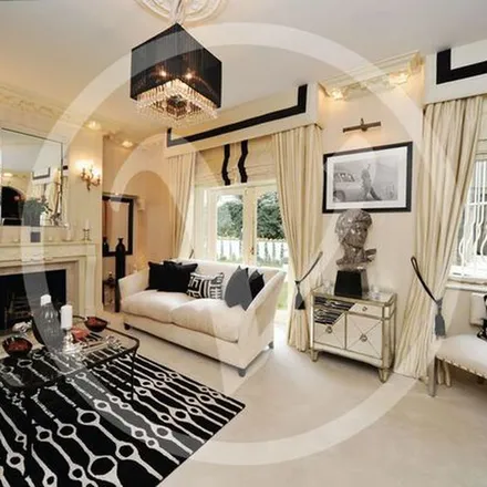 Rent this 8 bed apartment on Quality Hotel Hampstead in 5 Frognal, London