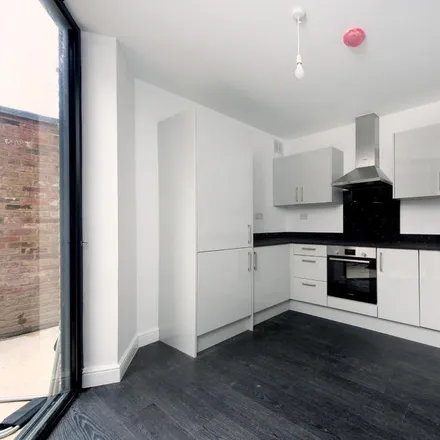 Image 2 - Spencer Road, London, W3 6DW, United Kingdom - Apartment for rent