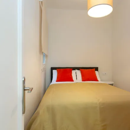 Rent this 3 bed apartment on Sardenya in Carrer de Sardenya, 357