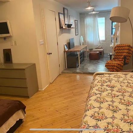 Image 3 - 431 East 6th Street, New York, NY 10009, USA - Room for rent