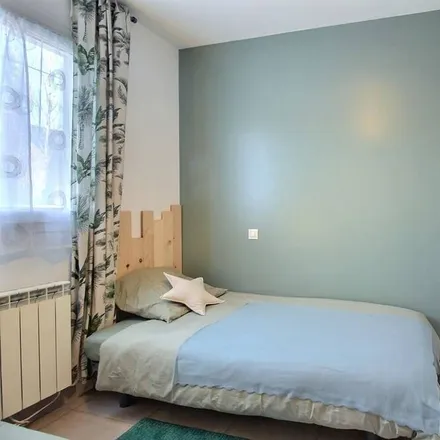 Rent this 2 bed house on Quai de Pordic in 22520 Binic-Étables-sur-Mer, France