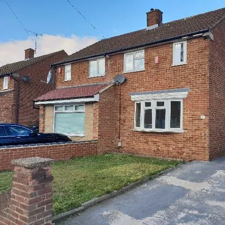 Rent this 3 bed duplex on Mossbank Avenue in Luton, LU2 9HH