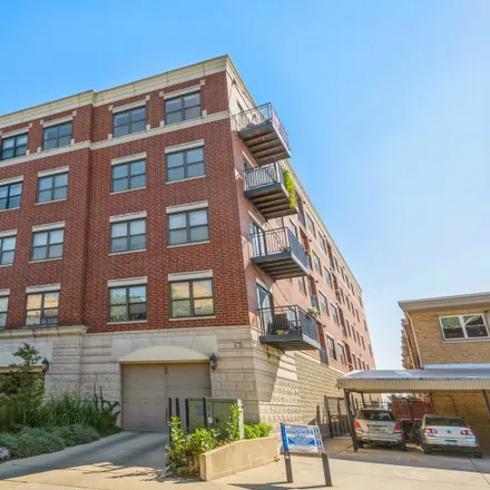 Rent this 2 bed condo on 7619 North Eastlake Terrace in Chicago, IL 60626