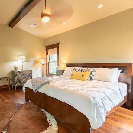 Rent this 8 bed house on Austin