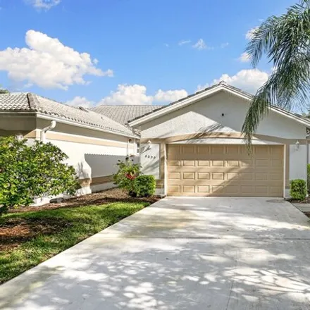 Buy this 3 bed condo on 4898 West Boulevard Court in Naples, FL 34103