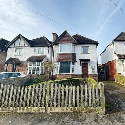 Rent this 1 bed room on 15 Beckingham Road in Guildford, GU2 8BT