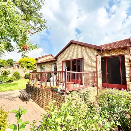 Rent this 3 bed townhouse on unnamed road in Vorna Valley, Midrand