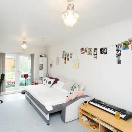 Image 4 - Kestrel Close, Stevenage, SG2 9PB, United Kingdom - Townhouse for sale