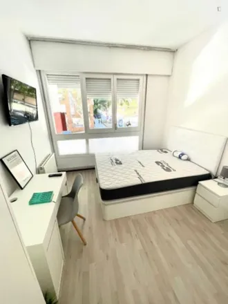 Rent this 4 bed room on Carrer del Doctor Ferran in 22, 08034 Barcelona