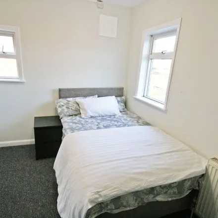 Rent this 7 bed apartment on 39-91 Headingley Mount in Leeds, LS6 3EW