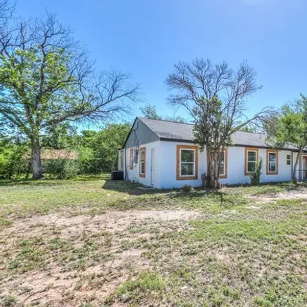 Image 3 - 2000 North Street, San Angelo, TX 76901, USA - House for sale