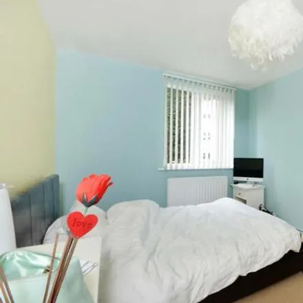 Image 3 - Mount Court, Portsmouth Road, Guildford, GU2 4BW, United Kingdom - Apartment for rent