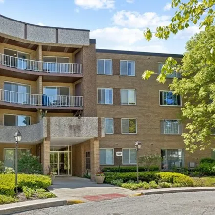 Buy this 3 bed condo on 1129 East Kenilworth Avenue in Palatine, IL 60074