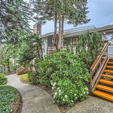 Buy this 3 bed townhouse on Northeast 25th Street in Bellevue, WA 98005