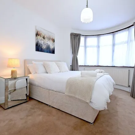 Image 5 - London, NW9 6QT, United Kingdom - House for rent