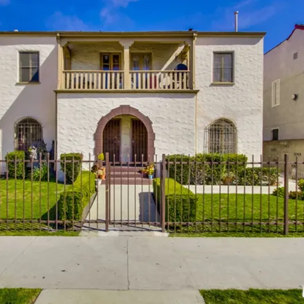 Buy this studio townhouse on Somerset Drive in Los Angeles, CA 90016