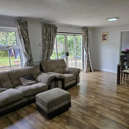 Image 3 - Sands Farm Drive, Burnham, Berkshire, Sl1 - House for rent