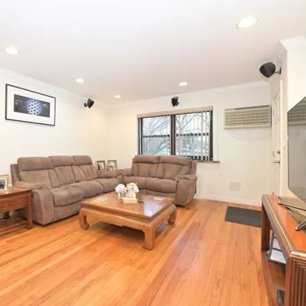 Image 5 - 199-37 21st Avenue, New York, NY 11357, USA - Apartment for sale