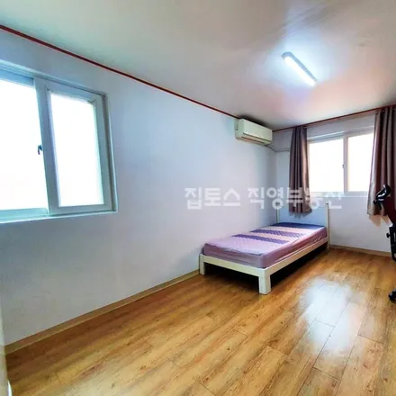 Rent this studio apartment on 서울특별시 관악구 신림동 103-143