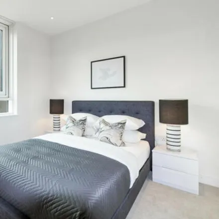 Image 5 - The Cascades, Sopwith Way, London, SW11 8NS, United Kingdom - Apartment for sale