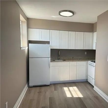 Image 2 - 1725 Edison Avenue, New York, NY 10461, USA - Condo for sale