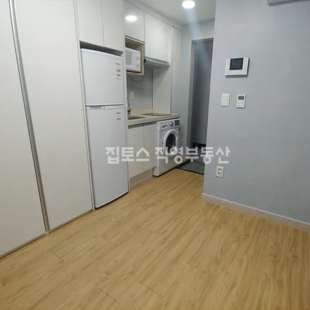 Rent this studio apartment on 서울특별시 동작구 신대방동 341-51