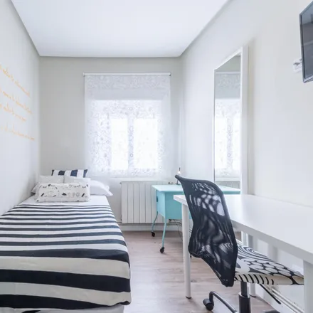 Rent this 4 bed room on Calle de Ofelia Nieto in 22, 28039 Madrid