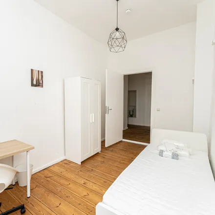 Rent this 4 bed room on Boxhagener Straße 49 in 10245 Berlin, Germany