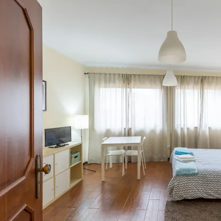 Image 2 - Rua de Chaimite, 4050-503 Porto, Portugal - Apartment for rent