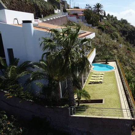 Rent this 4 bed house on Vigia in Estrada do Cristo Rei, 9125-058 Caniço