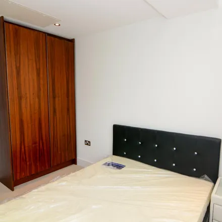 Rent this 5 bed room on Talisman Tower in 6 Lincoln Plaza, Millwall