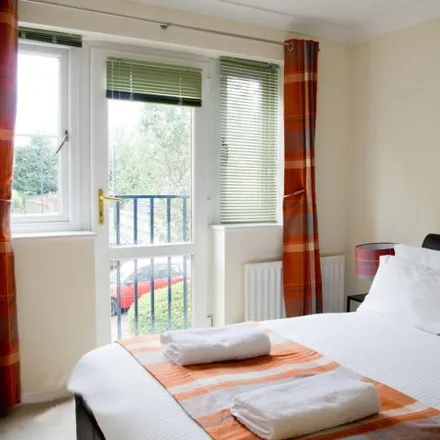 Image 1 - 80 Sarum Hill, Basingstoke, RG21 8SA, United Kingdom - Apartment for rent