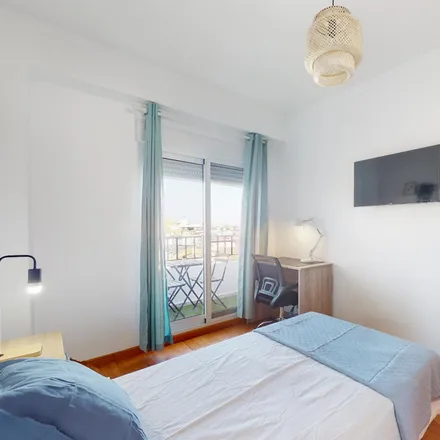 Rent this 5 bed room on Carrer de les Filipines in 15, 46006 Valencia