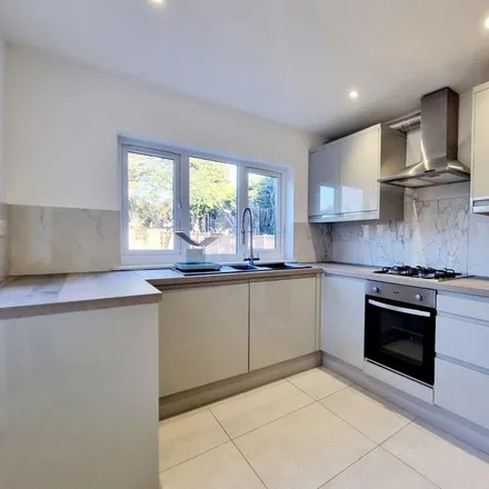 Rent this 3 bed duplex on 129 Cat Hill in London, EN4 8HX
